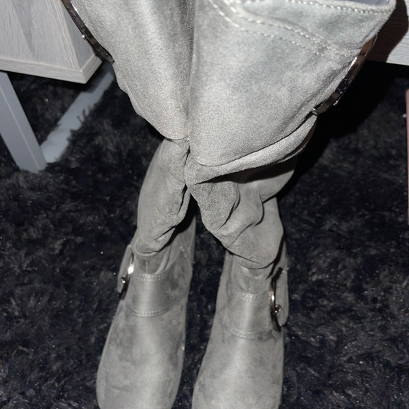 Gray knee-high boots - Picture 3 of 8